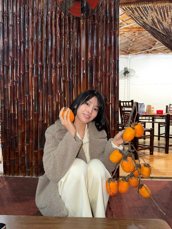 Tiểu Vy vui vẻ chụp hình trong chuyến đi tại Mộc Châu, Sơn La. Ảnh: FBNV