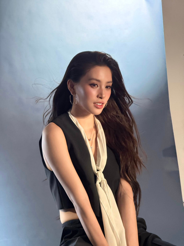 Tiểu Vy khoe trọn vóc dáng thon thả, làn da căng bóng khoẻ mạnh với trang phục thời thượng. Ảnh: FBNV