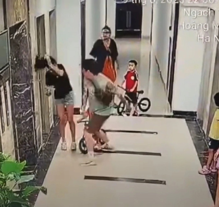 Trước đó, camera an ninh ở sảnh chung cư ghi lại cảnh Thành hành hung cô gái ở sảnh chung cư. Ảnh cắt từ clip