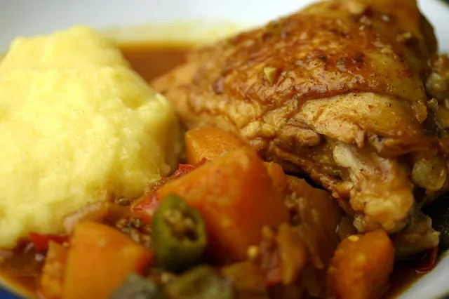 Muamba de galinha với funge – phong cách phục vụ phổ biến.