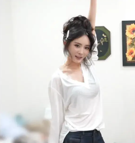 Dương Mịch ngày càng gầy đi khiến người hâm mộ không khỏi lo lắng (Ảnh: Sohu).