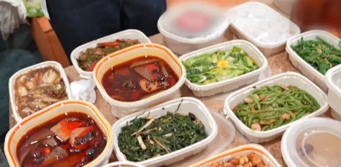 Mặc dù, trên bàn có rất nhiều món ăn, nhưng Dương Mịch lại ăn rất ít (Ảnh: Sohu).