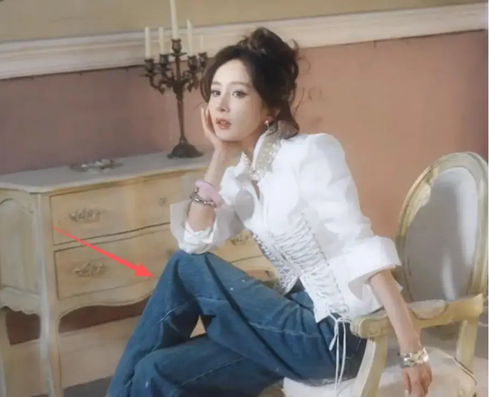 Hình ảnh đôi chân gầy gò và tỉ lệ cơ thể không cân xứng khiến người hâm mộ đặc biệt chú ý (Ảnh: Sohu).