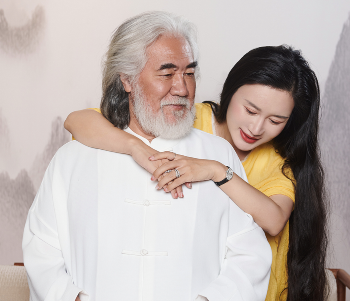 Đạo diễn phim kiếm hiệp Kim Dung và cuộc hôn nhân lệch... 31 tuổi gây tranh cãi Ảnh 2