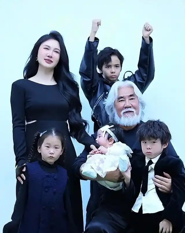 Trương Kỷ Trung và vợ trẻ vừa đón đứa con thứ 4 trong năm 2025&nbsp;