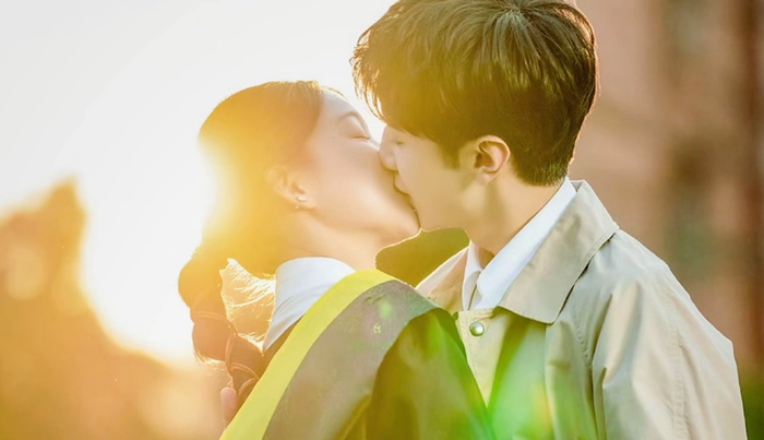 Hành trình tình yêu từ ghế nhà trường đến hôn nhân của thiên tài toán học Chu Tư Việt và cô gái kiên cường Đinh Tiễn.