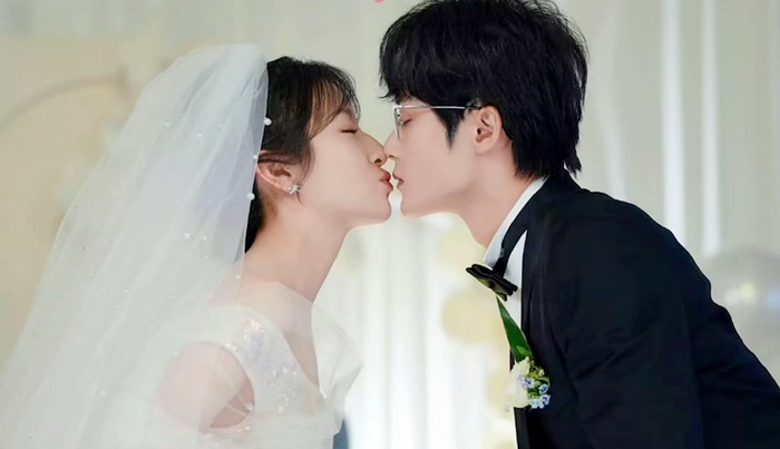 Yếu tố kỳ ảo được đưa vào câu chuyện xoay quanh chiếc kính có khả năng thay đổi diện mạo, mở ra nhiều tình huống tình cảm đặc biệt.