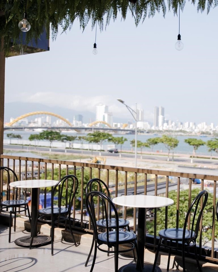 Ngồi cà phê, ngắm view sông Hàn cũng là địa điểm lý tưởng để tâm hồn lắng đọng.