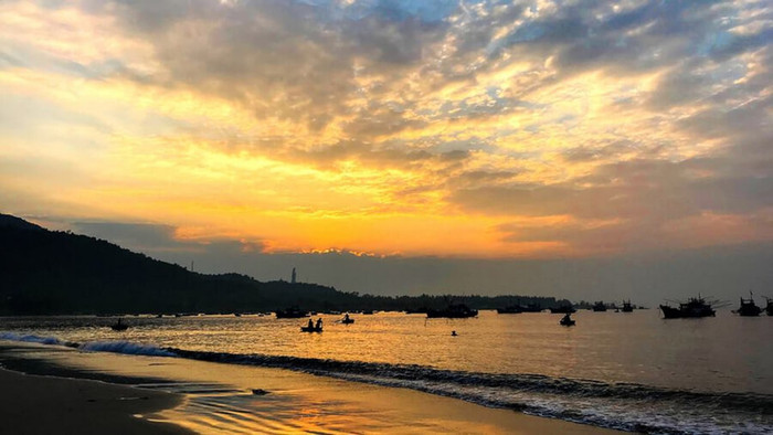 Vẻ đẹp hoang sơ của bãi biển Nguyễn Tất Thành.