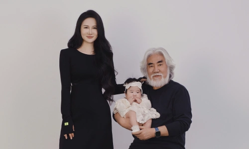 Thôgn tin gia đình Trương Kỷ Trung đón thành viên thứ 4 khiến cuộc hôn nhân lệch tuổi của ông lần nữa đứng trước 'búa rìu' dư luận