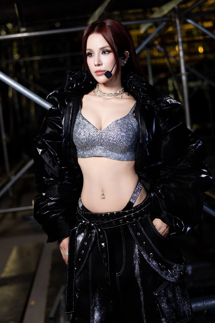 Diệp Lâm Anh tự tin diện những trang phục độc đáo, phô trọn đường cong cơ thể gợi cảm. Ảnh: FBNV