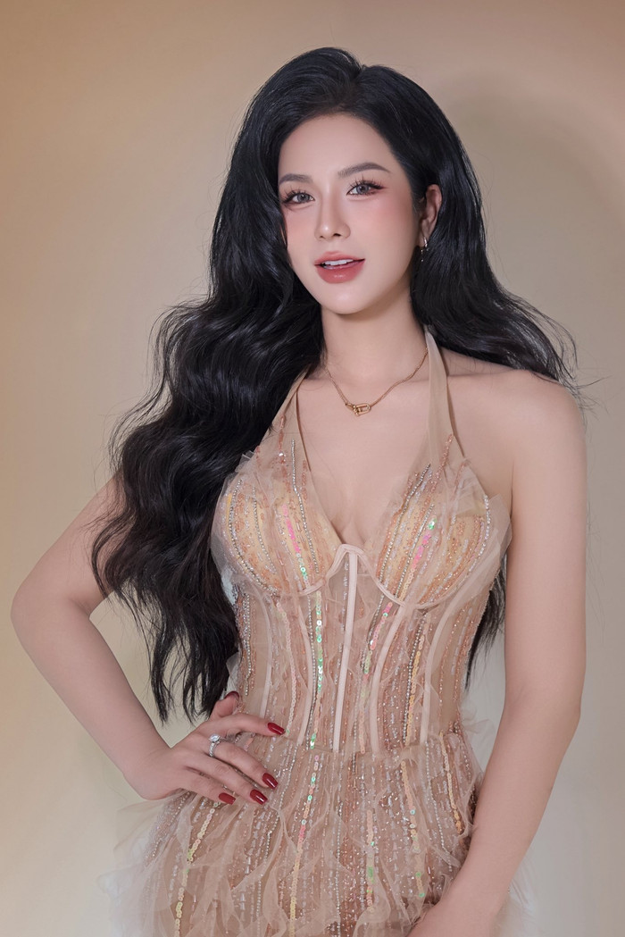 Diệp Lâm Anh luôn tích cực cập nhật cuộc sống, công việc đến khán giả thông qua các tài khoản mạng xã hội. Ảnh: FBNV