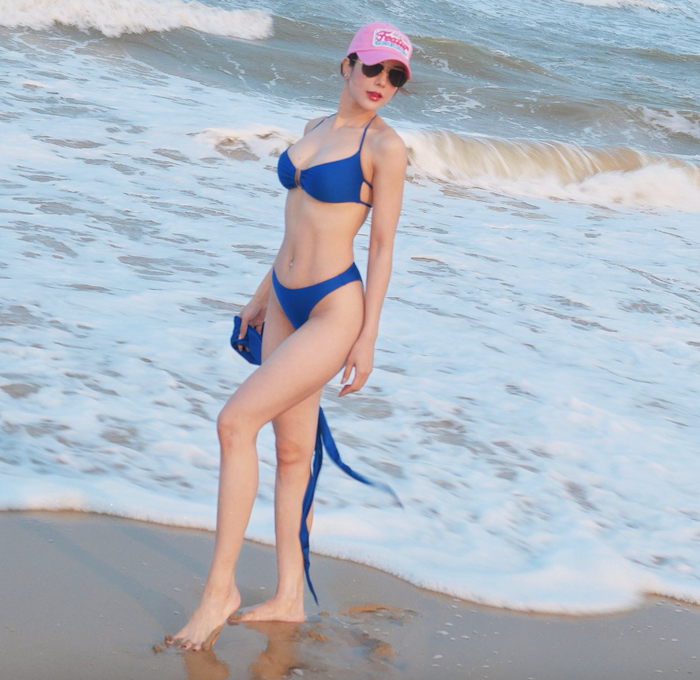 Diệp Lâm Anh khéo khoe vòng eo nổi rõ múi cơ. Ảnh: FBNV