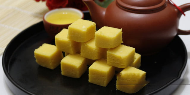 Thưởng thức bánh đậu xanh cạnh chén trả nóng thì còn gì tuyệt vời hơn.