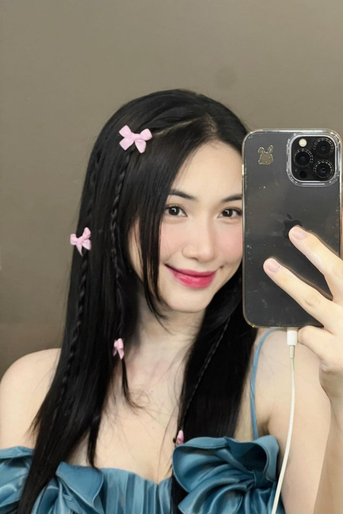 Hòa Minzy thường xuất hiện cùng chiếc điện thoại thông minh đến từ hệ sinh thái Apple. Ảnh: FBNV&nbsp;