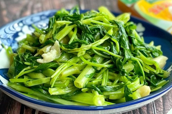 Nên ưu tiên ăn nhiều rau xanh, có chế độ sinh hoạt lành mạnh. (Ảnh minh họa từ Internet)