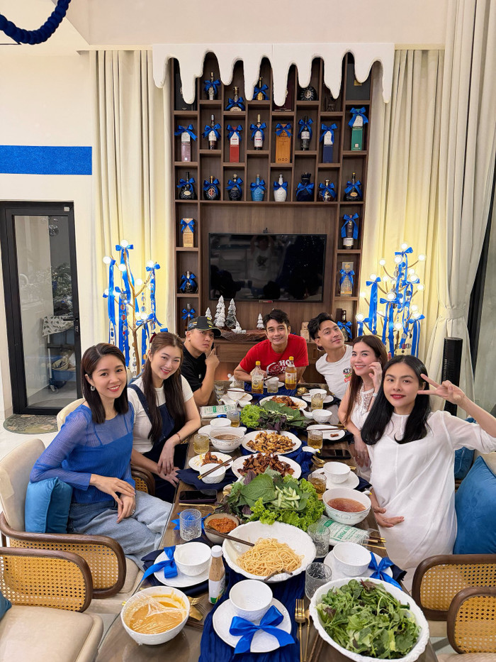 Vợ chồng Vân Trang thường mời bạn bè đến chơi nhà vào dịp lễ, hoặc khi có thời gian rảnh. Ảnh: FBNV