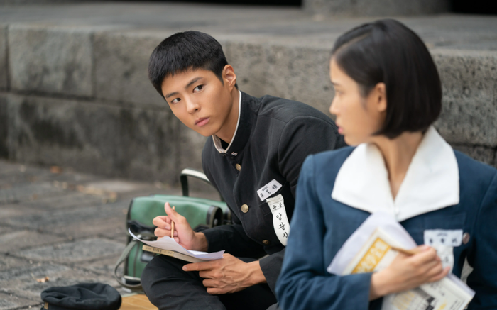 Park Bo Gum hóa thân thành Gwan Sik, chàng trai vụng về nhưng bền bỉ, tạo nên trục cảm xúc trung tâm của phim