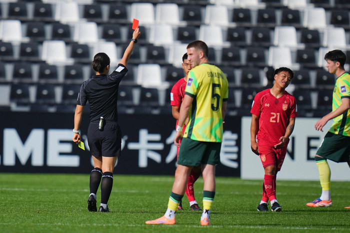 Nhiều CĐV Thái Lan thừa nhận U23 Thái Lan thua vì thẻ đỏ và sai lầm bước ngoặt. Ảnh: FAT