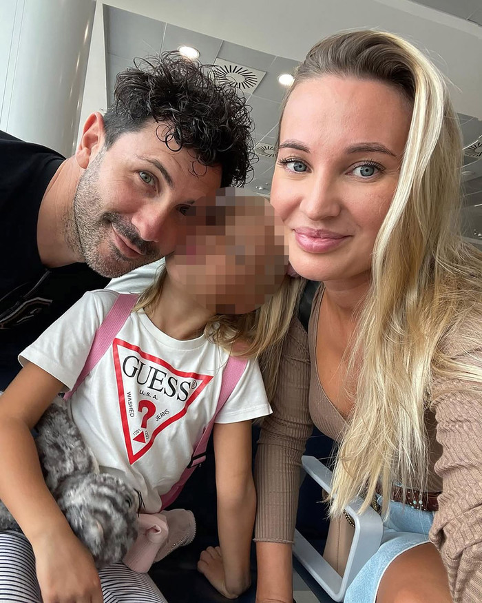 Yulia cùng chồng và con trước khi quyết định phẫu thuật nâng mông. Ảnh: Mirror