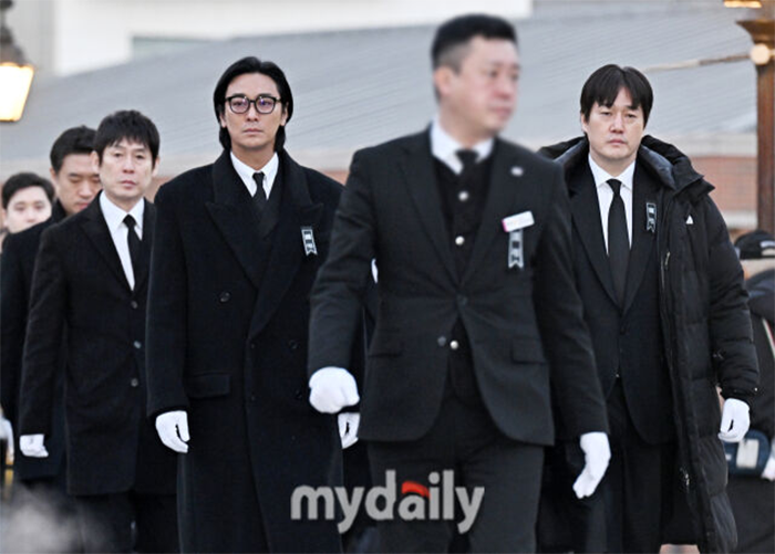 Các diễn viên Sol Kyung Gu, Joo Ji Hoon và Yoo Ji Tae cũng có mặt tại Nhà thờ Myeongdong (Seoul) để tham dự lễ truy điệu và thánh lễ tiễn đưa diễn viên Ahn Sung Ki. (Ảnh: mydaily)