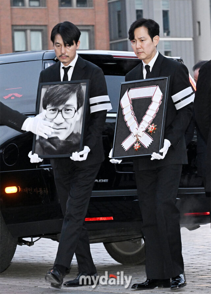 Hai diễn viên Jung Woo Sung và Lee Jung Jae có mặt tại Nhà thờ Myeongdong (Seoul) để tham dự lễ truy điệu và thánh lễ tiễn đưa diễn viên Ahn Sung Ki. (Ảnh: mydaily)