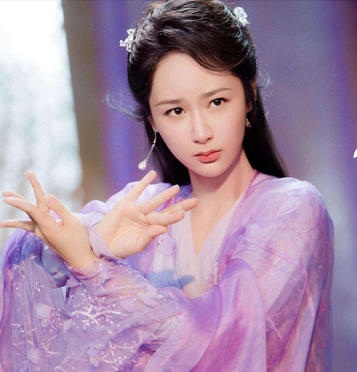 Bộ phim tiên hiệp đình đám đưa tên tuổi Dương Tử lên hàng sao hạng A. Vào vai Cẩm Mịch - con gái Hoa Thần, cô khắc họa trọn vẹn hành trình trưởng thành từ ngây thơ đến đau khổ, bi thương trong mối tình nhiều hiểu lầm với Húc Phượng. Diễn xuất giàu cảm xúc của Dương Tử được xem là linh hồn của tác phẩm.