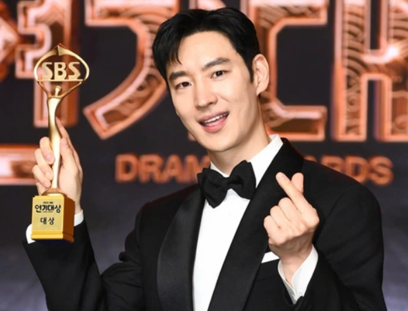Lee Je Hoon giành Daesang tại SBS Acting Awards 2026, khép lại mùa 3 bằng đỉnh cao rating