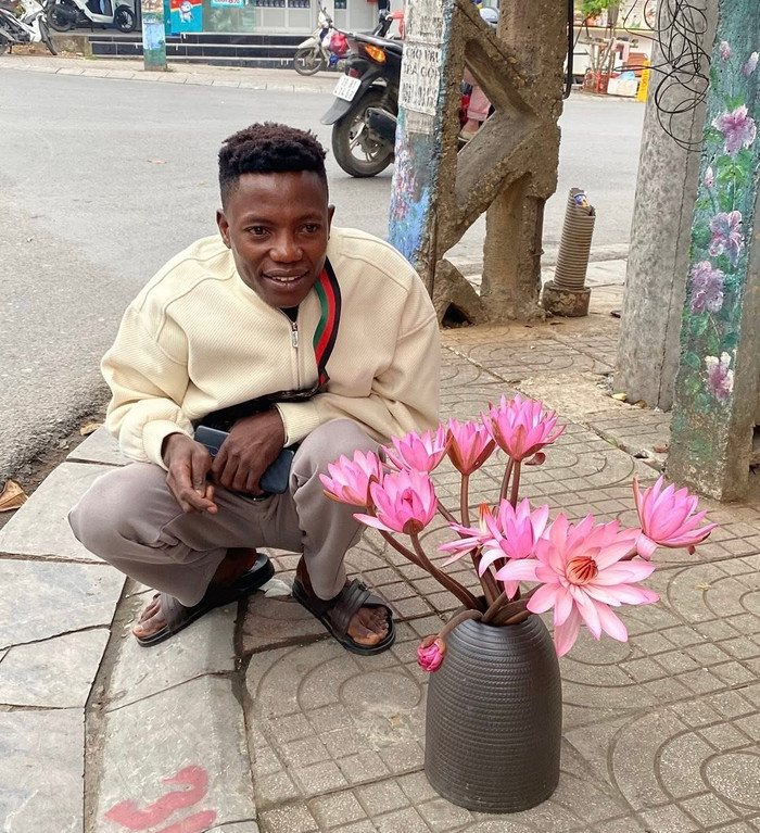 Lindo thường chia sẻ trên trang cá nhân những nội dung xoay quanh trải nghiệm cá nhân tại Việt Nam. Ảnh: FBNV