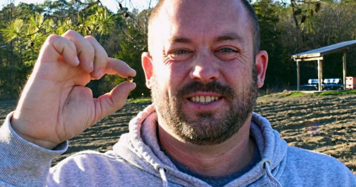 James Ward, một người đàn ông 41 tuổi đến từ Texas, đã làm theo chỉ dẫn của Siri trên điện thoại của con trai mình để đến Công viên Tiểu bang Crater of Diamonds ở Arkansas sau khi gia đình anh đến đó vì con trai anh muốn khai thác mỏ. Họ đã tìm thấy một viên kim cương nâu nặng 2,09 carat. (Ảnh/Lấy từ trang web của Công viên Tiểu bang Arkansas)