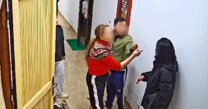 Người phụ nữ hàng xóm tỏ ra hung hãn khi trao đổi với chị H. Ảnh cắt từ clip