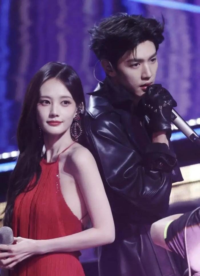 Lý Nhất Đồng lộ hát nhép trên sân khấu, cộng đồng mạng tranh cãi Ảnh 1