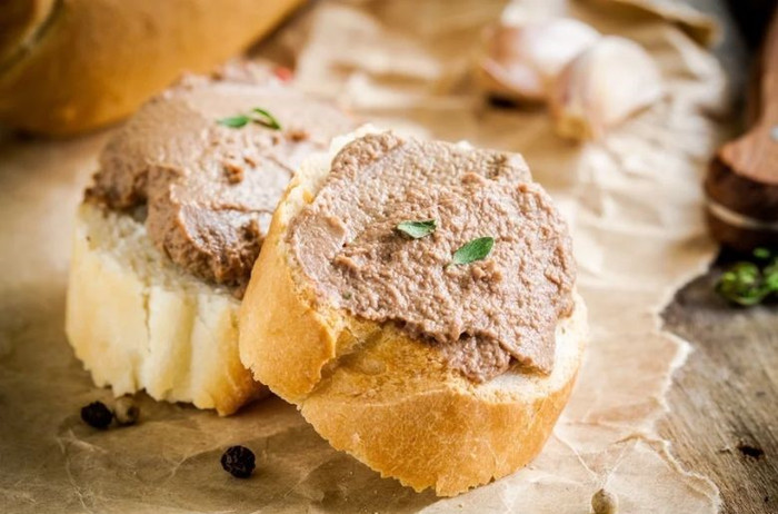 Pate ăn kèm bánh mỳ là món ăn được nhiều người yêu thích