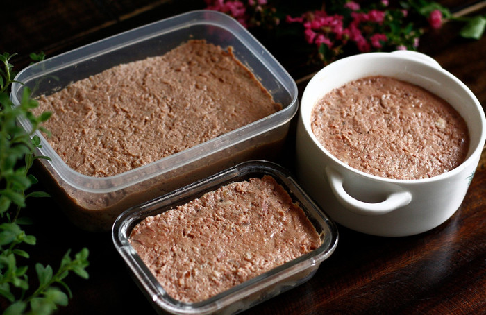 Để làm pate tại nhà, nguyên liệu và cách làm vô cùng đơn giản. Ảnh minh hoạ