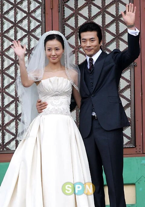 &nbsp;Kwon Sang Woo và Son Tae Young khi làm đám cưới vào năm 2008. Ảnh: SPN