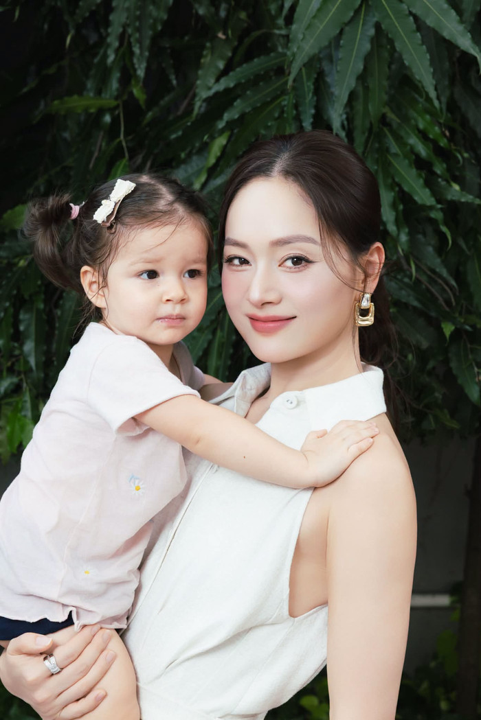 Sau những thay đổi trong cuộc sống riêng, Lan Phương lựa chọn tập trung vào hai con gái Lina và Mia, xem gia đình là nguồn động lực lớn nhất hiện tại.