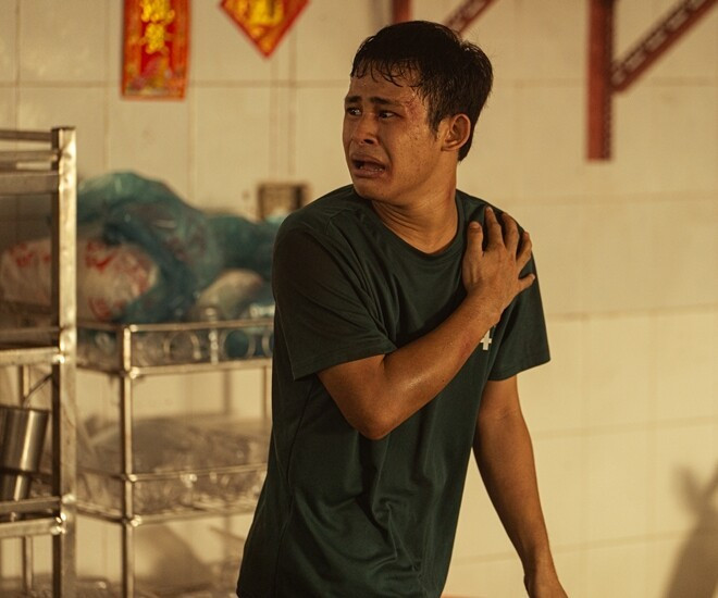 Trong phim, Đinh Viết Tường đảm nhận vai Nhân, chàng trai bị đưa vào trại buôn người và có những biểu hiện của hội chứng Tics.&nbsp;