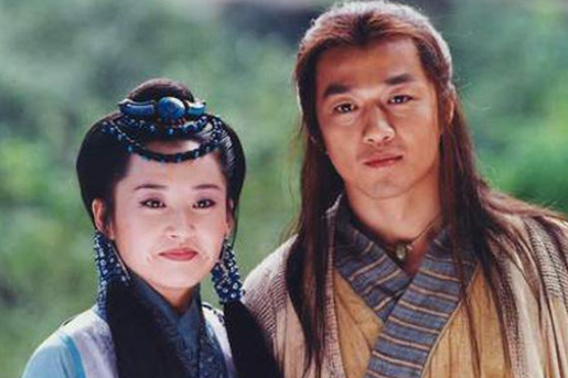Lý Á Bằng và Hứa Tình trong Tiếu Ngạo Giang Hồ 2001, phiên bản từng gây tranh luận vì nhiều thay đổi so với nguyên tác.