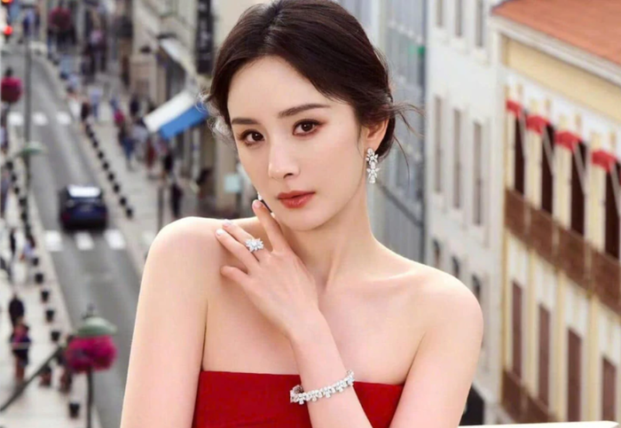 Dương Mịch tiếp tục giữ vị trí nổi bật trong thị trường quảng cáo với các hợp tác thuộc lĩnh vực thời trang, làm đẹp và thương hiệu cao cấp.