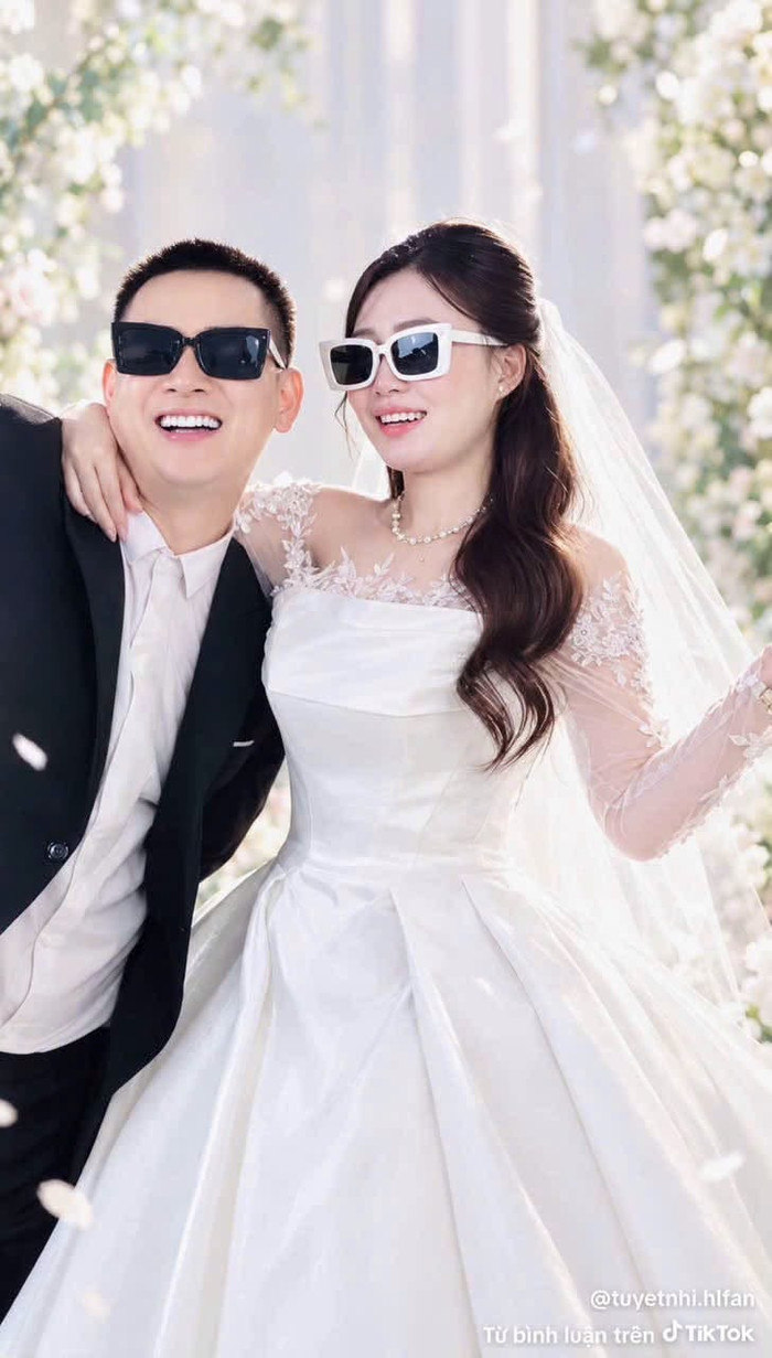 Sau khi công khai ảnh cưới với người đẹp Ngọc Trinh, tên tuổi của Hoài Lâm một lần nữa gây chú ý.