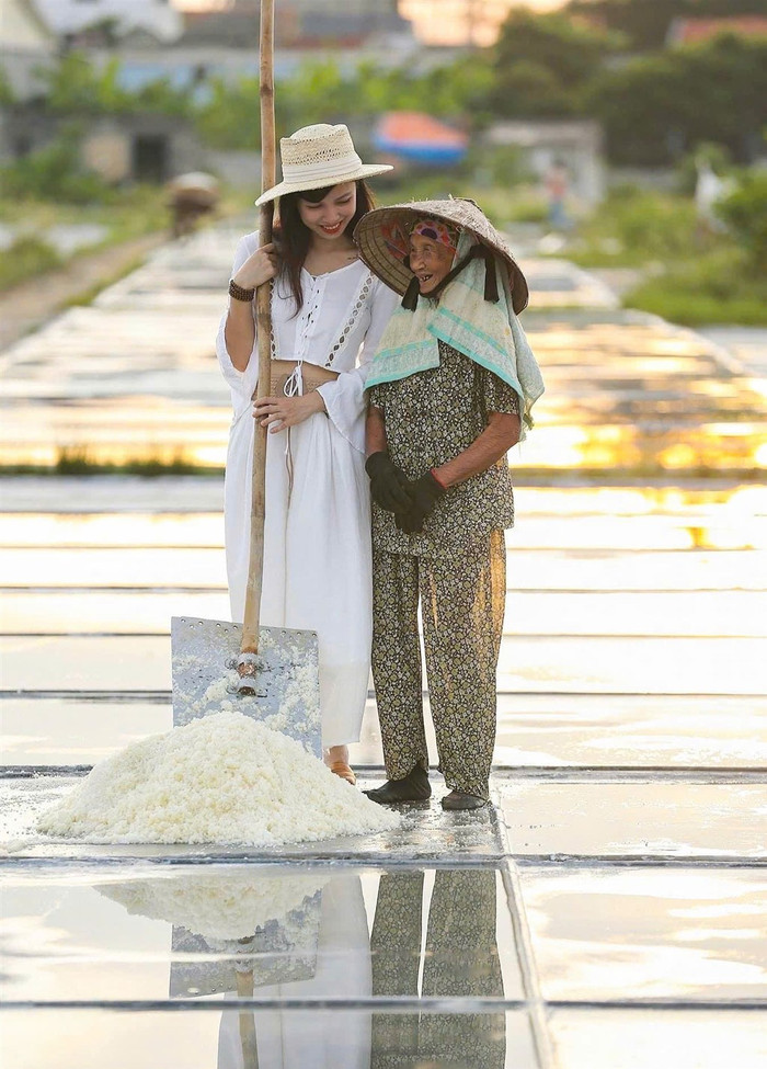Xứ Nghệ quê bà xã Hồ Văn Cường có những cánh đồng 'trắng như tuyết' bên bờ biển, nắng lên đẹp lấp lánh Ảnh 2