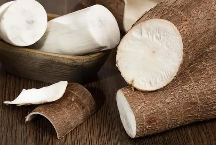 Muốn ăn khoai mì, chúng ta phải gọt vỏ và nấu chín đúng cách. Ảnh minh họa