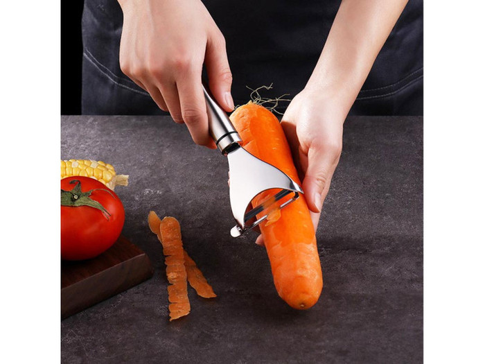Trên thực tế, cà rốt có thể ăn cả vỏ nhưng nhiều người vẫn gọt đi. Ảnh minh họa