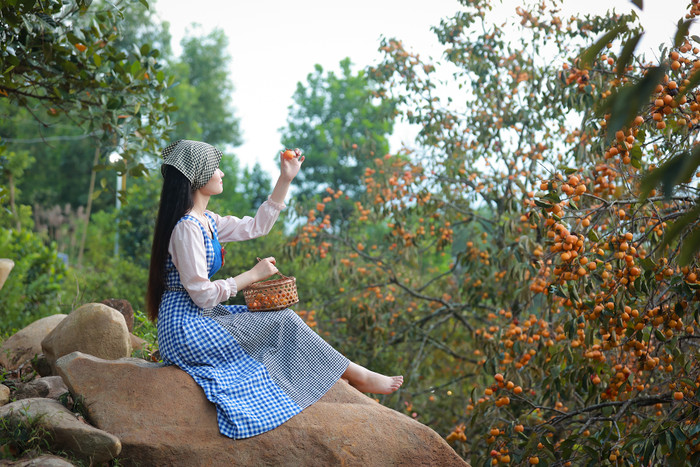 Du khách đến tham quan, chụp ảnh tại vườn hồng ở Nam Anh. Ảnh: báo Thanh Niên