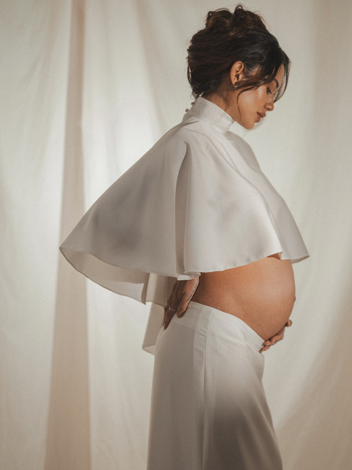 Celeste Cortesi&nbsp;mang thai ở tuổi 28.