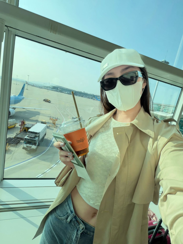 Phương Oanh hào hứng khi check in tại sân bay ở Mỹ.