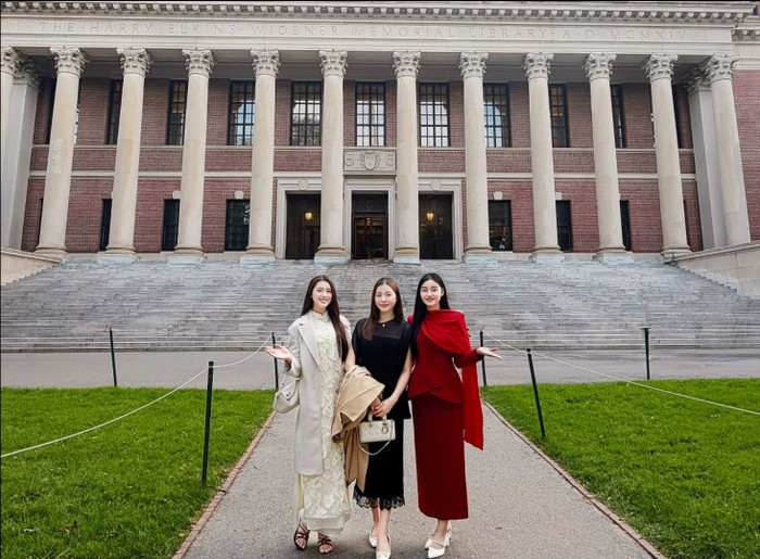 Phương Oanh cùng 2 nàng hậu check in tại thư viện Đại học Harvard.