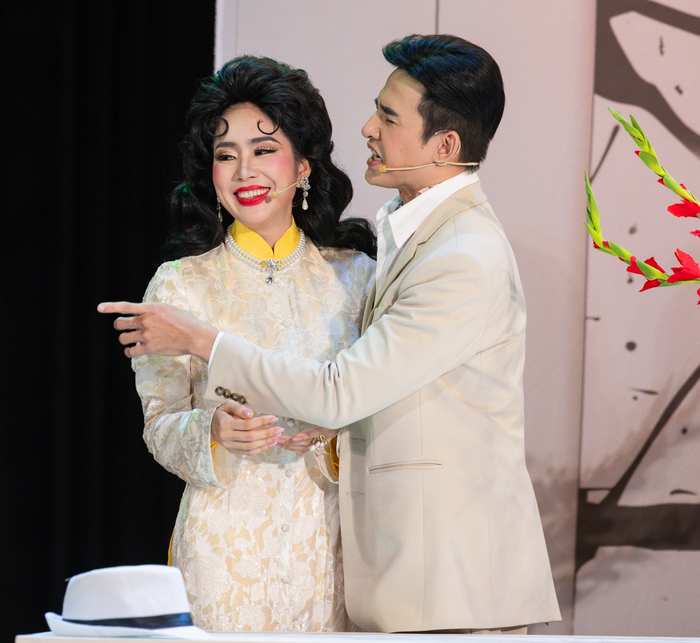 Lê Phương và Lương Thế Thành xuất hiện trong Giáng Hương: Sân khấu về khuya tối 30/9.