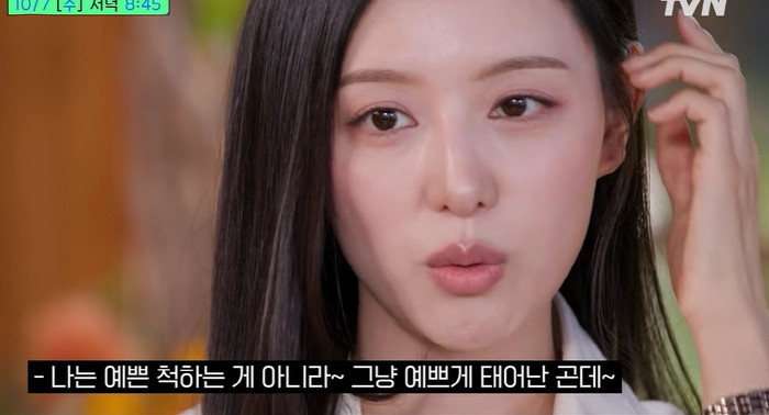Vẻ đẹp của Kim Ji Won thu hút nhiều người trầm trồ. Sau thành công của phim đóng cùng Kim Soo Hyun, Kim Ji Won được nhiều khán giả ưu ái gọi là 'nữ hoàng nước mắt'.&nbsp;