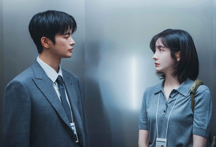 Cha Ji Yoon (Park Ji Hyun) là một nhân viên văn phòng đã có 7 năm kinh nghiệm. Cô dành nhiều năm đối mặt với áp lực nơi công sở trong khi phải sống chung với một căn bệnh mãn tính. Ảnh: NSX